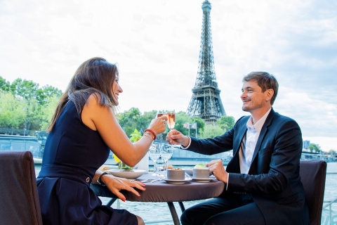 Parijs: cruise met vroeg diner met dessert op de rivier de SeineStoelen aan de voorkant van de boot