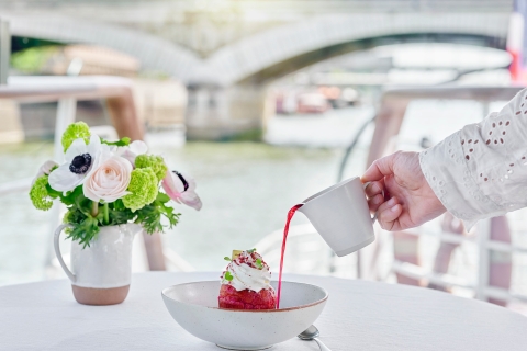 Paris : croisière-dîner matinal avec dessert sur la SeineSièges de table de bateau avant
