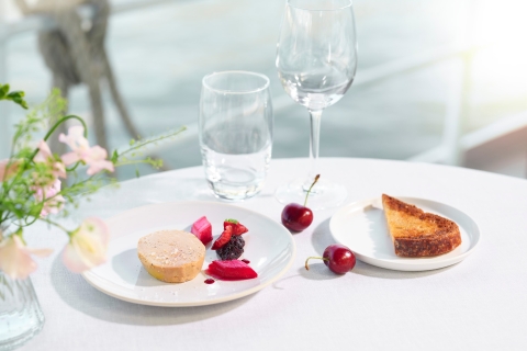 Paryż: Rejs z wczesną kolacją z deserem po SekwaniePrzyokienne stoliki do siedzenia