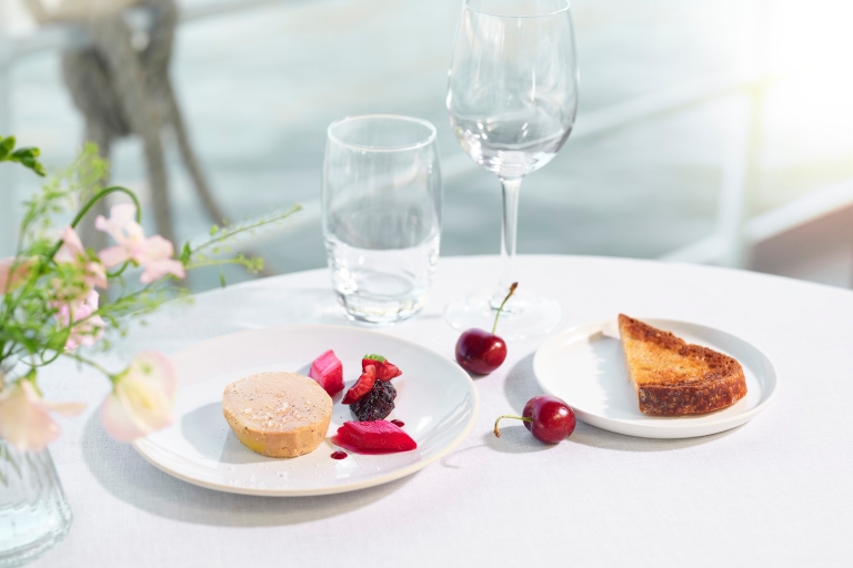 Paris : croisière-dîner matinal avec dessert sur la SeineSièges de table de fenêtre