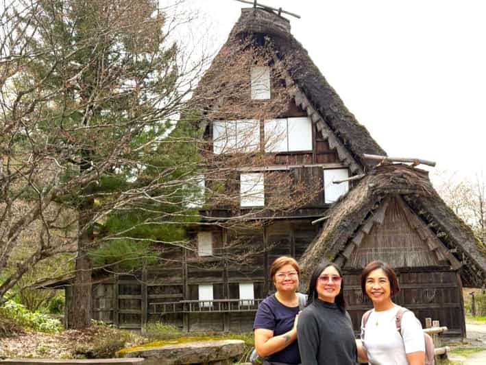 Takayama: tour guidato del villaggio popolare di Hida con trasferimento in autobus