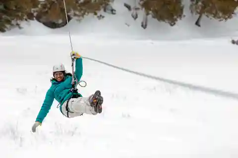 Au départ de Montréal : Excursion d'une journée en montagne en tyrolienne et raquettes à neige
