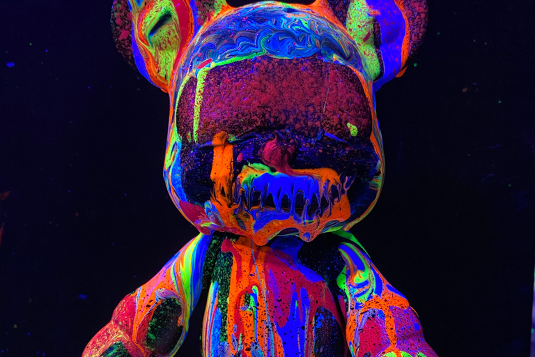 巴塞罗那：熊砖荧光画|葡萄酒与艺术巴塞罗那：Bearbrick 荧光画|葡萄酒与艺术