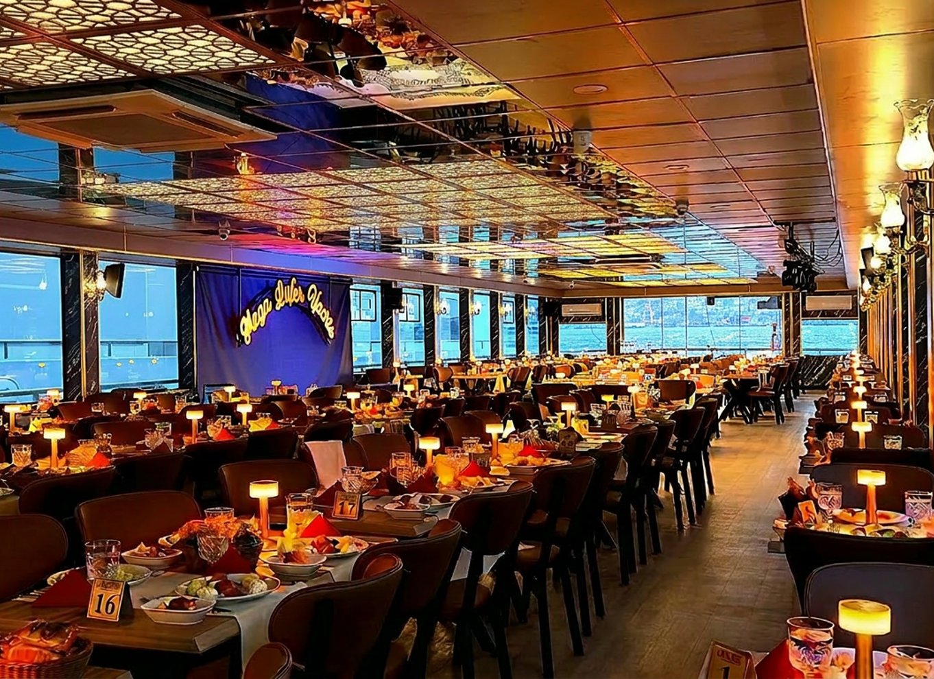 Istanbul: Bosporus-middagscruise og show med privat bord