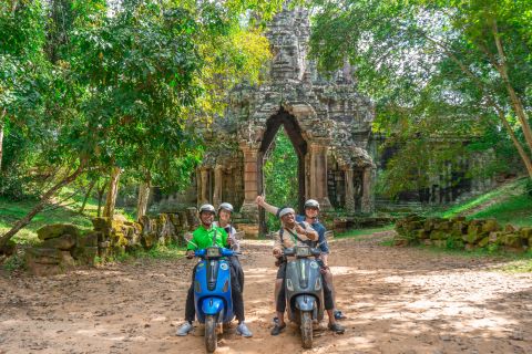 Angkor Wat: Guided Vespa Tour inclusive lunch at local house