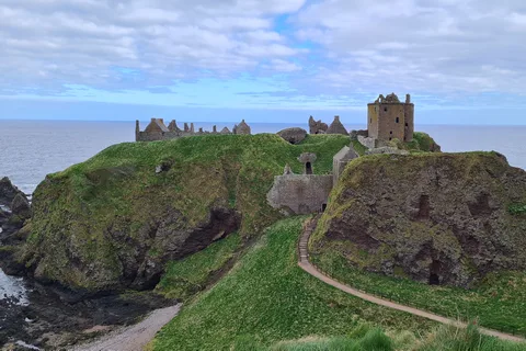 From Aberdeen: Guided Day Trip, Coast & Castle Visit