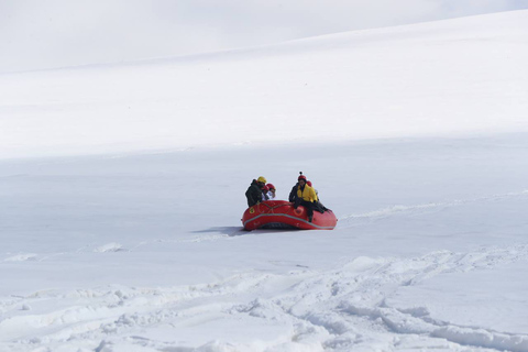 Da Yerevan: Tour privato di rafting sulla neve con trasferimentiDa Yerevan: tour privato di rafting sulla neve con trasferimenti in hotel