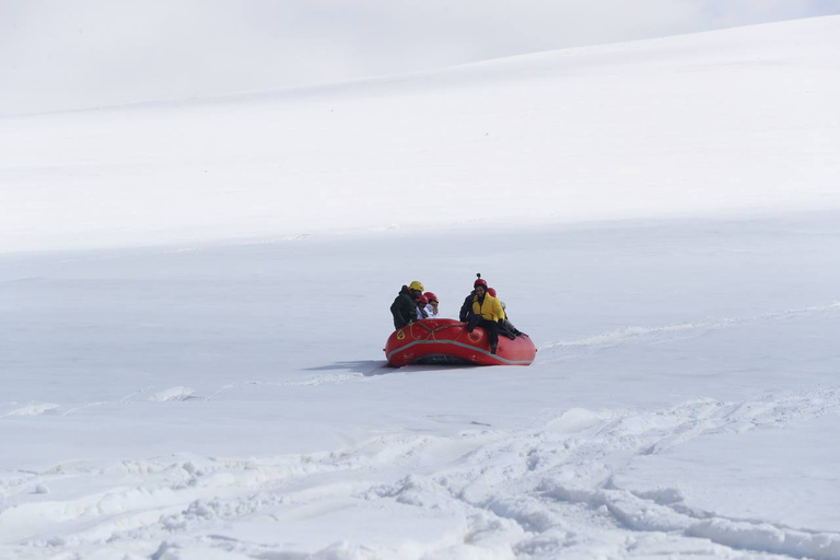 Da Yerevan: Tour privato di rafting sulla neve con trasferimentiDa Yerevan: tour privato di rafting sulla neve con trasferimenti in hotel