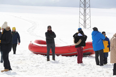 Da Yerevan: Tour privato di rafting sulla neve con trasferimentiDa Yerevan: tour privato di rafting sulla neve con trasferimenti in hotel