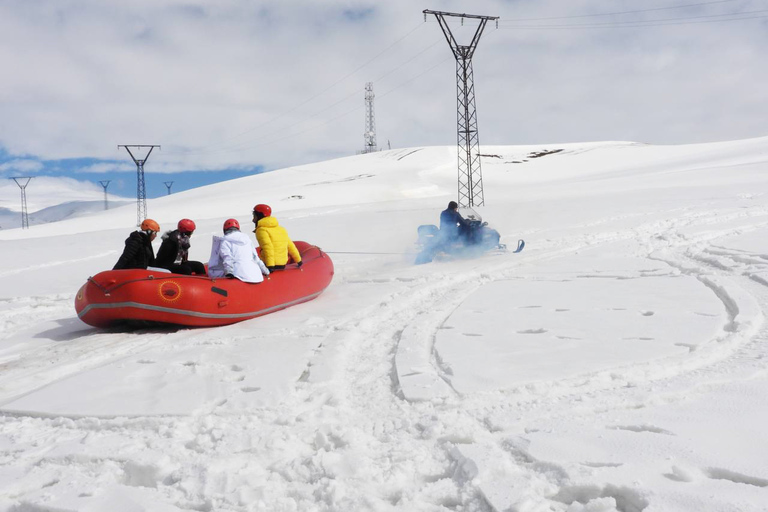 Da Yerevan: Tour privato di rafting sulla neve con trasferimentiDa Yerevan: tour privato di rafting sulla neve con trasferimenti in hotel