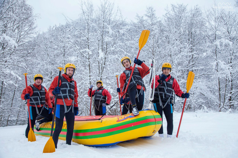 Da Yerevan: Tour privato di rafting sulla neve con trasferimentiDa Yerevan: tour privato di rafting sulla neve con trasferimenti in hotel