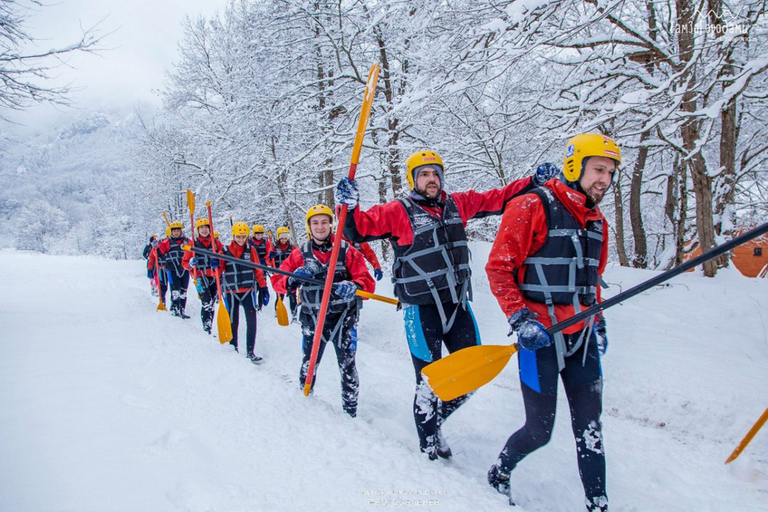 Da Yerevan: Tour privato di rafting sulla neve con trasferimentiDa Yerevan: tour privato di rafting sulla neve con trasferimenti in hotel