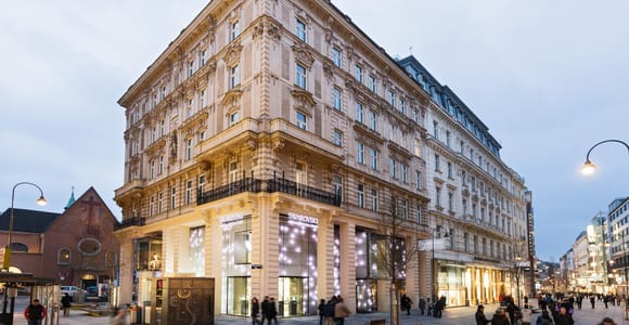 Vienna: Swarovski House Tour with Champagne & Gift