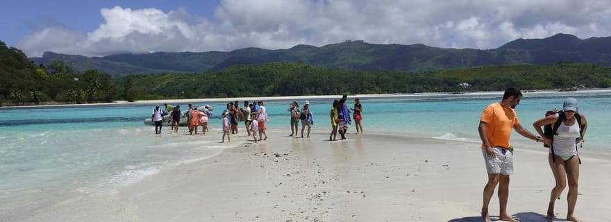 Mahe : Excursion d'une journée en bateau à fond de verre avec snorkeling et déjeuner
