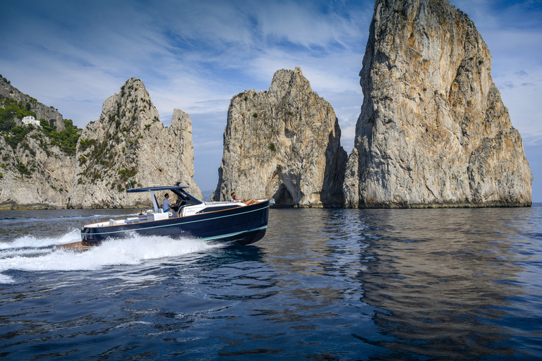 Van Positano: privétour naar Capri op een Gozzo-boot uit 2023Capri privétour vanuit Positano by_ NIEUW Gozzo 35ft | 2023