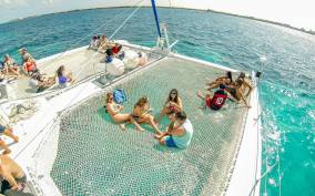 From Cancun: Catamaran Cruise to Isla Mujeres with Open Bar