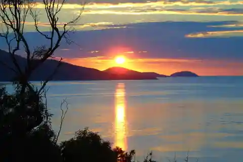 Hamilton Island: Whitsundays Sunset BBQ Dinner Cruise