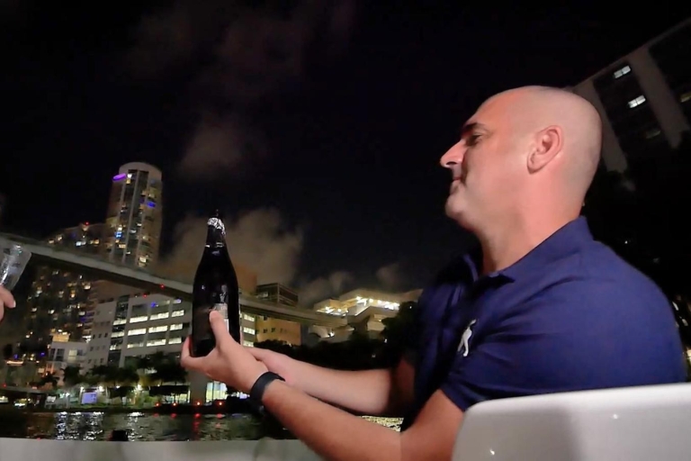 Miami: privérondvaart in de avond met een fles champagneBoottocht voor 2 personen in een boot van 18 voet