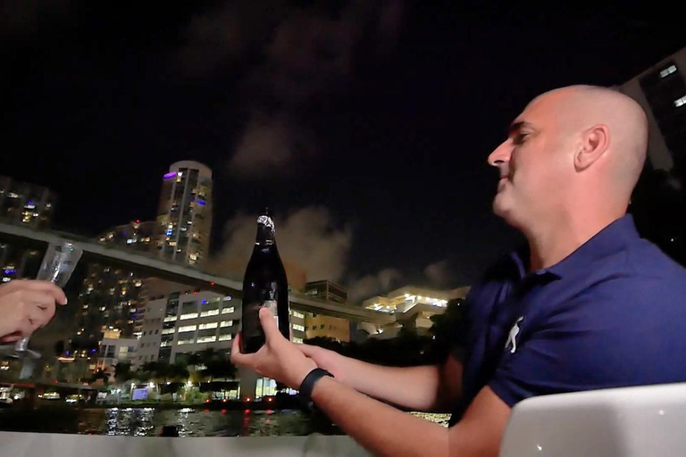 Miami : excursion privée en bateau en soirée avec une bouteille de champagneExcursion en bateau pour 2 personnes dans un bateau de 18 pieds