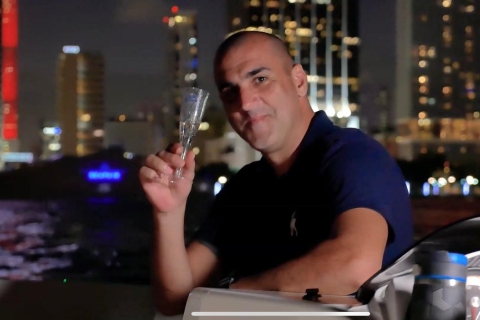 Miami : excursion privée en bateau en soirée avec une bouteille de champagneExcursion en bateau pour 6 personnes sur un bateau de 21 pieds