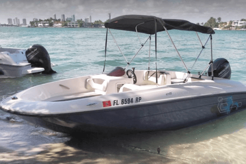 Miami: Private Boat Tour with a Bottle of Champagne