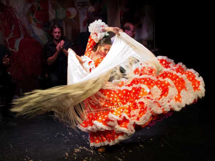 Sevilla: espectáculo de flamenco en directo en el Teatro Flamenco Triana
