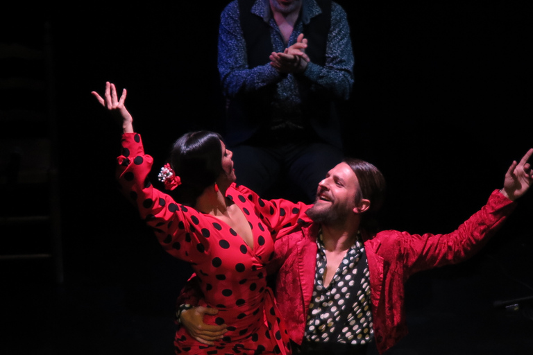 Sevilla: Espectáculo flamenco en vivo en el "Teatro Flamenco Triana"