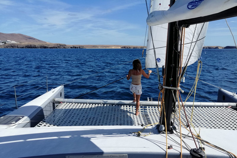 Ab Playa Blanca: Segeltour auf einem Rennkatamaran