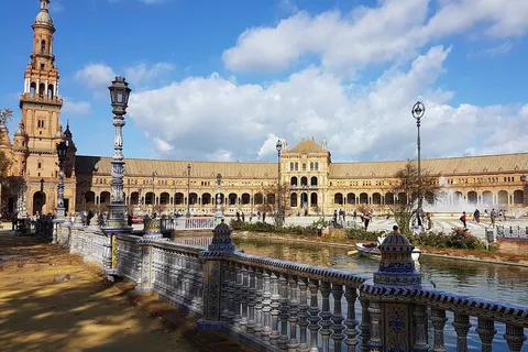 Vanuit Malaga: Dagtrip naar Sevilla met tickets voor het Real Alcázar