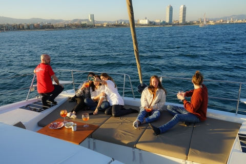 Barcelona: paseo en catamarán con comida y bebidaBarcelona: experiencia de navegación en catamarán de 3 horas