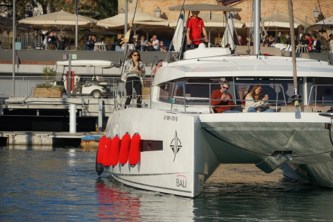 Barcelona: paseo en catamarán con comida y bebidaBarcelona: experiencia de navegación en catamarán de 3 horas