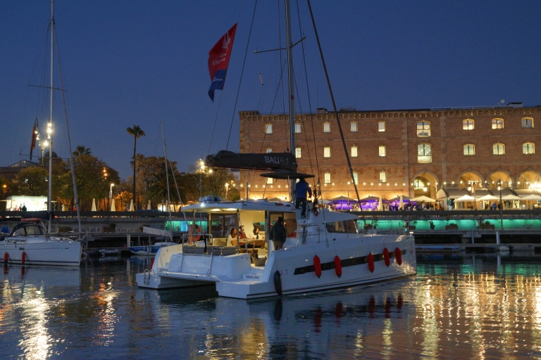 Barcelone : excursion en catamaran avec nourriture et boissonsBarcelone: expérience de navigation en catamaran de 3 heures