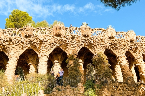 Visite guidée coupe-file Sagrada Familia et parc GüellVisite petit groupe Sagrada Familia et parc Güell, anglais