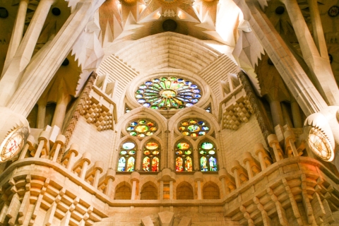Visite guidée coupe-file Sagrada Familia et parc GüellVisite petit groupe Sagrada Familia et parc Güell, anglais