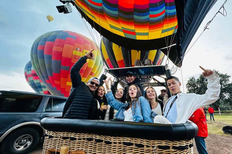 from MexicoCity:Balloon flight Over thepyramidsofTeotihuacanVuelo en globo aerostatico con traslado desde CDMX