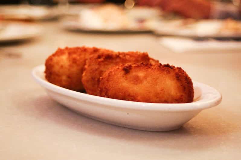 Barcelona El Born/Gothic Quarter Wine and Tapas Bar Tour GetYourGuide