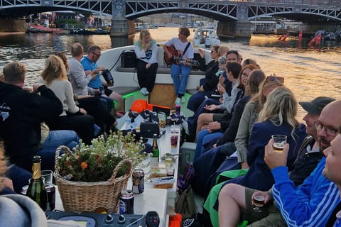 Stockholm: Electric Boat Tour with Live Music