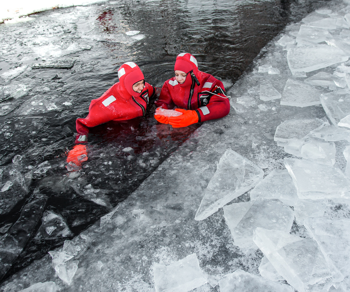 Ylläs: Lake Ylläsjärvi Ice-Floating Experience