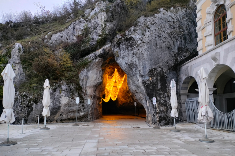 Da Lubiana: gita di un giorno al lago di Bled e alle grotte di PostumiaTour privato