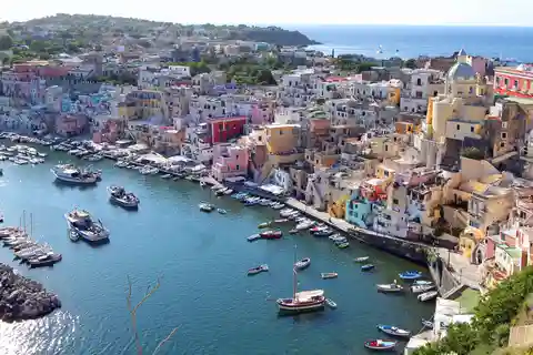 ソレント：プライベート クルーズによるイスキア島とプローチダ島への日帰り旅行