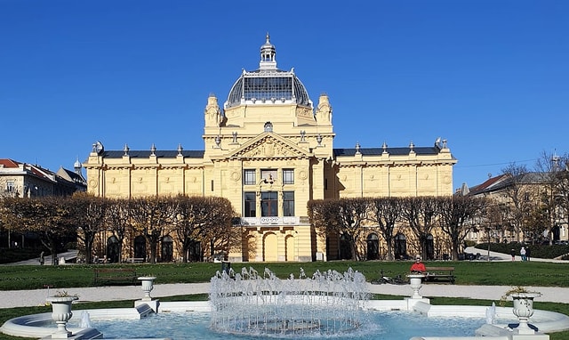 Zagreb: Private Highlights Walking Tour w/ Funicular Ticket