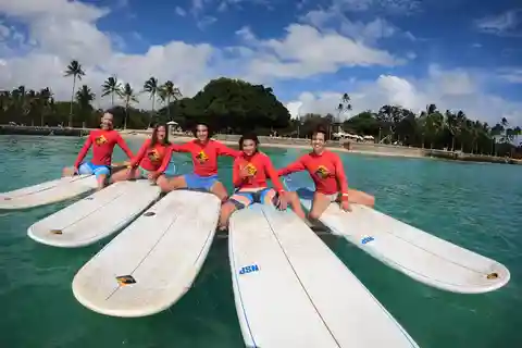 Surfing Lesson in Waikiki, 3 or more students, 13yo or older