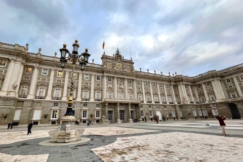 Madrid: entrada al Palacio Real y tour en grupo reducidoMadrid: entrada sin colas al Palacio Real y visita guiada