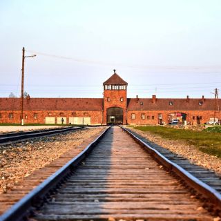 Krakow: Auschwitz-Birkenau Guided Tour and Holocaust Movie