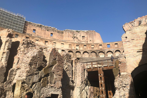 Roma: Tour del Colosseo, del Foro Romano e del Palatino con ingresso prioritarioTour di gruppo in inglese con ingresso ai gladiatori al piano dell&#039;Arena