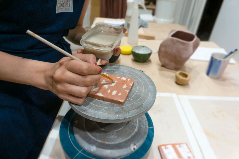 Barcelona: Crea tus propias baldosas de cerámica Taller de cerámicaCrea tus propios azulejos de cerámica en Barcelona