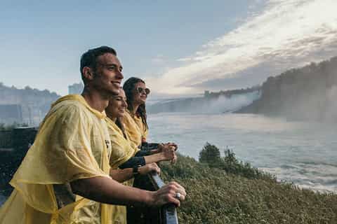 Toronto: Small-Group Niagara Falls Winter Tour & Attractions