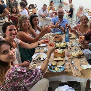 Naxos: Naxos Town Food Tour sisältäen maistiaisia ja viiniä.
