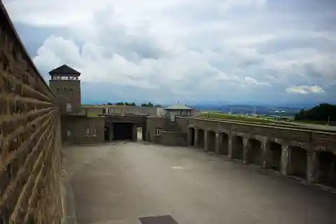 Von Salzburg aus: Gedenkstätte Mauthausen Private Führung