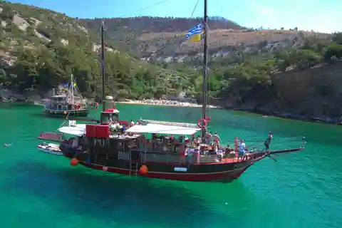 Thassos: Ganztägige Kreuzfahrt mit BBQ und Wein